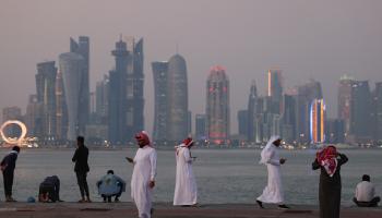 يتجمع الناس في كورنيش الدوحة، 9 فبراير 2024 (Getty)