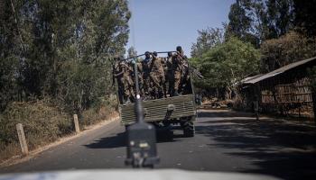 قوات إثيوبية في شاحنة بالقرب من حدود، 24 فبراير 2024(ميشيل سباتاري/فرانس برس)