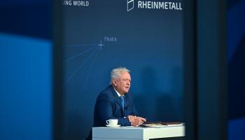 رئيس شركة راينميتال خلال عرض النتائج التي حققتها شركته، 14 مارس (إينا فاسبندر/فرانس برس)