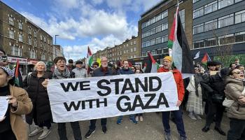 محتجون داعمون لغزة يتجهون لمكتب ستارمر، لندن 23 مارس 2024 (بهلول سيتينكايا/ الأناضول)