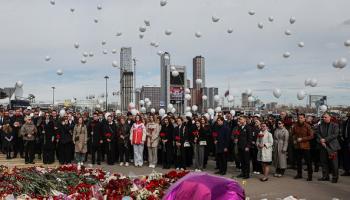 رؤساء البعثات الدبلوماسية في روسيا يقفون أمام نصب تذكاري لضحايا هجوم موسكو (Getty)