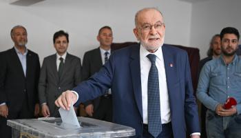رئيس حزب السعادة في تركيا تمل قره موللا أوغلو يدلي بصوته في الانتخابات البلدية بأنقرة 31/3/2024 (Getty)