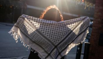 متضامنة ترتدي الكوفية الفلسطينية في شيكاغو، 11 يناير 2024 (كاثلين هينكل/Getty)