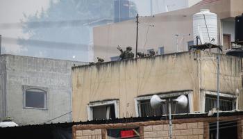 جنود الاحتلال على أسطح الأبنية في مخيم نور شمس 20/4/2024 (ناصر اشتية/Getty)