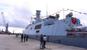 سفينة حربية تركية ترسو بميناء مقديشو، 23 إبريل 2024 (الأناضول)