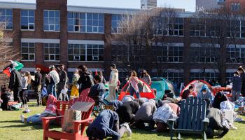 تجمع في بوسطن لدعم الطلبة المعتصمين في جامعة هارفارد تضامنا مع فلسطين، 26 مايو 2024 (Getty)