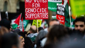 "لا أصوات لمؤيّدي الإبادة الجماعية".. لافتة خلال تظاهرة في لندن تضامناً مع غزة 7 مايو 2024 (Getty)