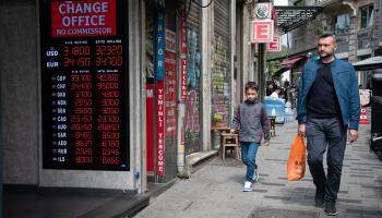 متاجر صرف عملات والذهب في شارع الاستقلال بإسطنبول، 3 مايو 2024 (دييغو كوبولو/ Getty)