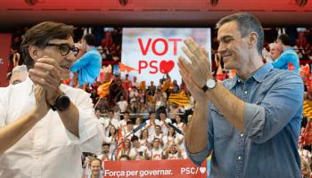 سانشيز (يمين) وسلفادور إيلا خلال تجمع انتخابي في كتالونيا (Getty)