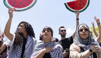 طلاب مؤيدون لفلسطين في جامعة تل أبيب في 15 مايو 2024 (أمير ليفي / Getty)