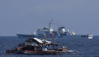 خفر السواحل الصيني  قرب قارب صيد فيليبيني ببحر الصين الجنوبي، 16 مايو 2024 (تد ألجيبي/فرانس برس)