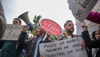 وقفة احتجاجية أمام مقر بعثة الاتحاد الأوروبي في تونس، 9 مايو (Getty)