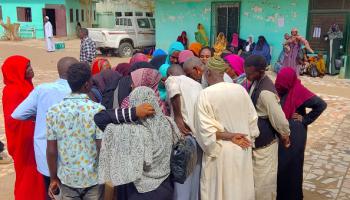 سودانيون نازحون ينتظرون في طابور للحصول على مساعدات (فرانس برس)