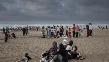 يتوجه الناس إلى الشواطئ هرباً من الحرارة، في 12 مايو 2024 (الأناضول)