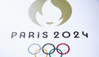 شعار دورة الألعاب الأولمبية الصيفية 2024 في باريس يظهر في أنتيب في 20 مايو 2024 (بيتا زورزل/Getty)