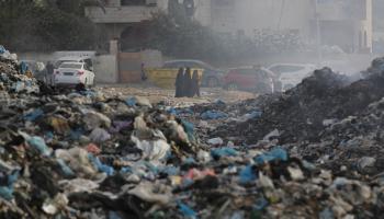 تراكم النفايات في دير البلح يضاعف معاناة النازحين، 26 مايو 2024 (الأناضول)