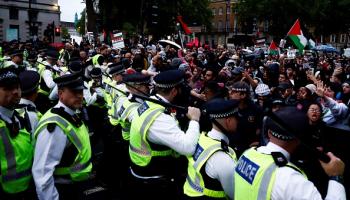 الشرطة تواجه متظاهرين مؤيدين لفلسطين وسط لندن، 28 مايو 2024 (Getty)