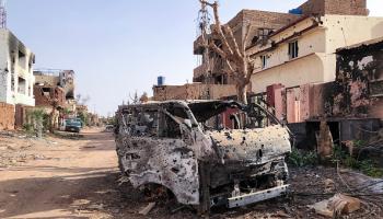 مركبة محترقة ومنازل متضررة في أم درمان نتيجة للحرب السودانية، 30 مايو 2024(فرانس برس)