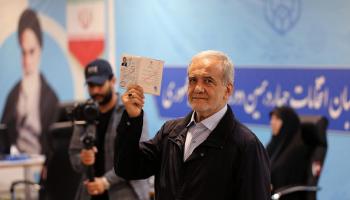مسعود بيزشكيان في وزارة الداخلية لتقديم طلب الترشح للانتخابات الرئاسية، 1 يونيو 2024 (Getty)