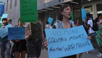 خريجو جامعة كولومبيا بتظاهرة مؤيدة لفلسطين بنيويورك، في 2 يونيو2024 (الأناضول)