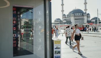 لوحة إلكترونية تعرض أسعار صرف العملات في إسطنبول