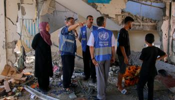 موظفو أونروا يتفقدون مدرسة تأوي نازحين في غزة، 6 يونيو 2024 (فرانس برس)