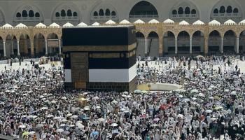 آلاف الحجاج يؤدون صلاة الجمعة بالمسجد الحرام حول الكعبة، 7 يونيو 2024(عصام الريماوي/ الأناضول)
