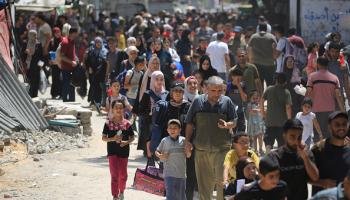 يفر فلسطينيون من مخيم البريج للاجئين في ظل القصف الإسرائيلي، 8 يونيو 2024 (فرانس برس)