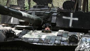 جنود أوكرانيون في دبابة بمنطقة دونيتسك 9 يونيو 2024 (جينيا سافيلوف/فرانس برس)