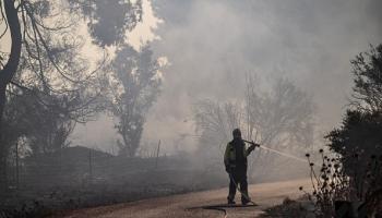 محاولات إطفاء النيران بعد هجمات حزب الله، صفد12يونيو2024 (الأناضول)