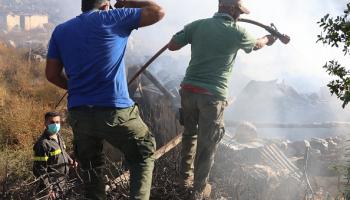 رجال إطفاء يخمدون حريقاً جراء قصف إسرائيلي 14 يونيو 2024 (Getty)