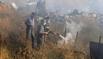 إخماد حريق ناجم عن قصف إسرائيلي في شبعا 14 يونيو 2024 (Getty)