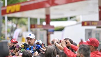 وزير النفط الفنزويلي بيدرو تيليشيا في محطة بنزين في كاركاس/ 14 يونيو 2024 (فرانس برس)