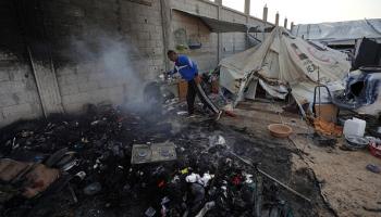 مكان سقوط إحدى القذائف على مخيم المواصي جنوبي غزة، 22 يونيو 2024 (فرانس برس)