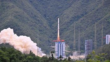 انطلق القمر الاصطناعي بنجاح على متن صاروخ صيني من قاعدة فضائية في شيتشانغ لاكتشاف أشعة غاما (أديك بيري / فرانس برس)
