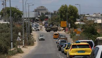 قوات الاحتلال تغلق مدخل قلقيلية خلال اقتحام المدينة، 22 يونيو 2024 (نضال اشتية/الأناضول)