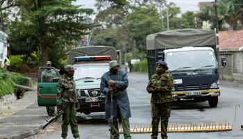 أفراد من شرطة كينيا ينتشرون خارج مقر الرئاسة، نيروبي 27 يونيو 2024 (Getty)
