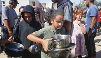 يصطفون في دير البلح للحصول على الطعام، 30 يونيو 2024 (الأناضول)