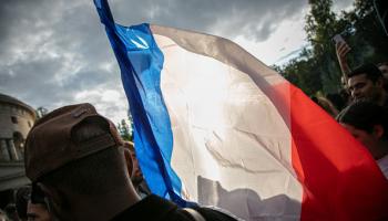 العلم الفرنسي في باريس، 7 يوليو 2024 (فيكتوريا فالديفيا/هانز لوكاس/Getty)