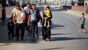 نازحون فلسطينيون يبحثون عن مأوى في غزة ، 8 يوليو 2024 (Getty)