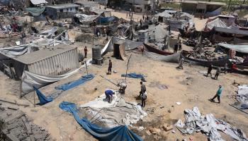 الدمار الذي خلفه قصف الاحتلال لمواصي خان يونس 13 يوليو 2024 (بشار طالب/فرانس برس)