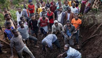 يحفرون في الوحل بحثًا عن ناجين جنوب إثيوبيا،24 يوليو 2024 (فرانس برس)