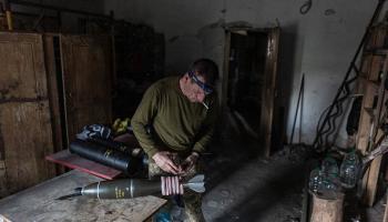 جندي أوكراني يجهز أسلحة في منطقة دونيتسك، 27 يوليو 2024 (الأناضول)