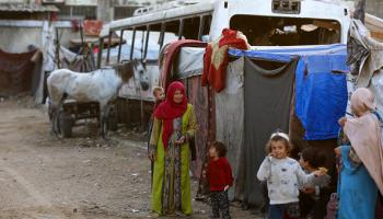 فلسطينيون في دير البلح/ الحرب على غزة (Getty)