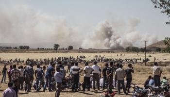 سوريون قرب الحدود مع اندلاع اشتباكات في عين العرب 25-6-2015 الأناضول