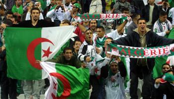 مشجعون للجزائر في استاد فرنسا، 6 أكتوبر 2001 (فرانس برس)