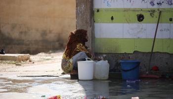 امرأة سورية تملأ أوعية المياه بالقامشلي، 16 سبتمبر 2016 (فرانس برس)