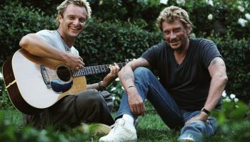 مغني الروك الفرنسي الراحل جوني هاليداي وابنه ديفيد عام 1998