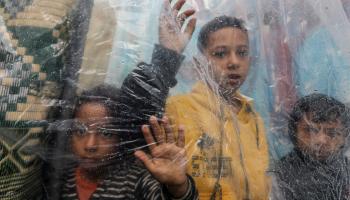 الأمطار تفاقم معاناة النازحين جنوب غزة (الأناضول)