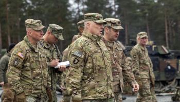 رئيس هيئة أركان الجيش الأميركي يلتقي بقادة الجيش المسؤولين عن تدريب المجموعة الأوكرانية (أسوشييتد برس)